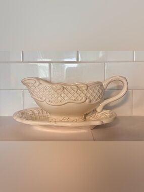 Cream Ceramic Gravy Boat with Underplate - Elegant Serving Sauceboat